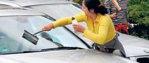 Alles klar? Die Polizei will Scheibenputzer schärfer kontrollieren.