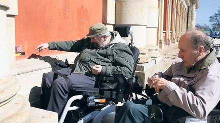 Unerreichbar. Die Rollstuhlfahrer Hans-Eberhard Bewer und Karl-Heinz Keßler demonstrieren, dass sie an den Klingelknopf neben dem Eingang des Filmmuseums nicht herankommen. Mit einer Funkklingel soll nun Abhilfe geschaffen werden.