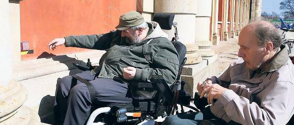 Unerreichbar. Die Rollstuhlfahrer Hans-Eberhard Bewer und Karl-Heinz Keßler demonstrieren, dass sie an den Klingelknopf neben dem Eingang des Filmmuseums nicht herankommen. Mit einer Funkklingel soll nun Abhilfe geschaffen werden.