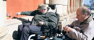 Unerreichbar. Die Rollstuhlfahrer Hans-Eberhard Bewer und Karl-Heinz Keßler demonstrieren, dass sie an den Klingelknopf neben dem Eingang des Filmmuseums nicht herankommen. Mit einer Funkklingel soll nun Abhilfe geschaffen werden.