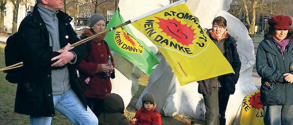 Gegen Atomkraft: Zur inzwischen dritten Mahnwache für Japan kamen gestern rund 50 Potsdamer zum Platz der Einheit. Am Montag vor einer Woche hatten noch rund 200 Menschen an der Mahnwache teilgenommen. Gefordert wurde auch gestern der möglichst schnelle Ausstieg aus der Kernenergie.