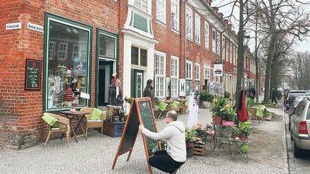 Bummelmeile Holländisches Viertel. Auch am gestrigen Sonntag öffneten einige Händler ihre Geschäfte in der Benkert- und der Gutenbergstraße. Offiziell dürfen sonntags nur regional produzierte oder ortstypische Waren verkauft werden.