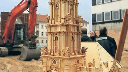 Wenn mindestens fünf Millionen Euro Spenden da sind, geht es los. Der Turm der Garnisonkirche  im Bild ein Modell  soll bis zum 31. Oktober 2017 errichtet sein.