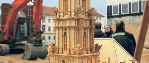 Wenn mindestens fünf Millionen Euro Spenden da sind, geht es los. Der Turm der Garnisonkirche  im Bild ein Modell  soll bis zum 31. Oktober 2017 errichtet sein.