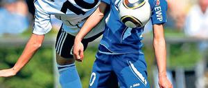 Auf Fliegen und Brechen. Die Nationalspielerinnen Dzsenifer Marozsan (Frankfurt,7links) und Fatmire Bajramaj (Potsdam)wollen sich heute einem Millionenpublikum zeigen.