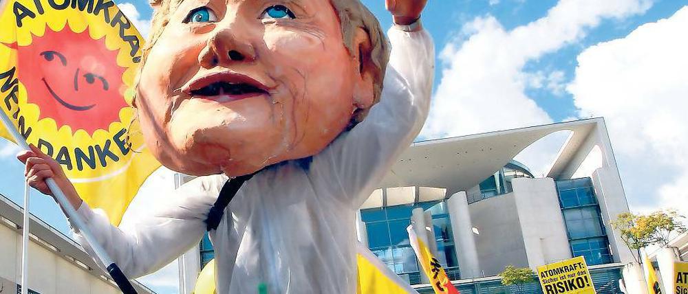 Die Kanzlerin zieht mit. Das Banner der Bewegung in der Hand der Merkel-Darstellerin. Im September 2010 war es noch reiner Spott gegen die Laufzeitverlängerung.