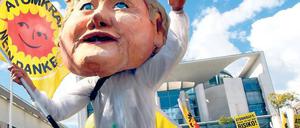 Die Kanzlerin zieht mit. Das Banner der Bewegung in der Hand der Merkel-Darstellerin. Im September 2010 war es noch reiner Spott gegen die Laufzeitverlängerung.
