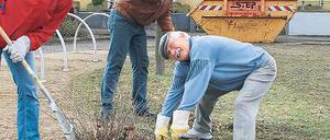 Zusammengefegt. Am Stern wurde das Bürgerhaus-Rondell gesäubert.