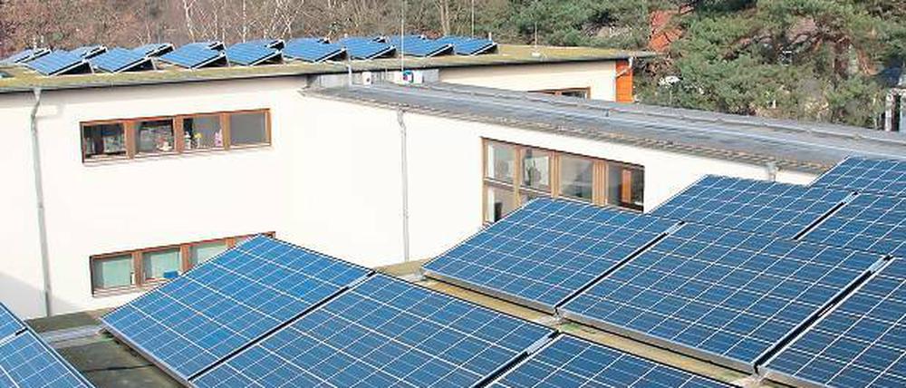 Auf der Sonnenseite. Die Solaranlage auf dem Flachdach der Kleinmachnower Steinwegschule soll in wenigen Tagen ans Netz gehen. Die Module bedecken eine Fläche von 800 Quadratmetern.
