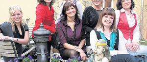 Erste Lächelprobe vor der Kamera. Von links: Franziska Müller, Karola Schulz, Darya Belova (hinten), Victoria Tremel, Alina Koplin, Katharina Blum und Katharina Beucke.