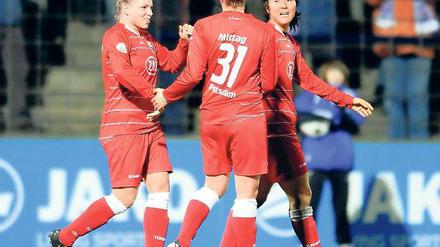 Torschützinnen unter sich. Isabel Kerschowski (zwei Treffer), Anja Mittag (1) und Yuki Nagasato (2, von links) trugen mit ihren Toren entscheidend zum 6:2-Sieg Turbine Potsdams bei.