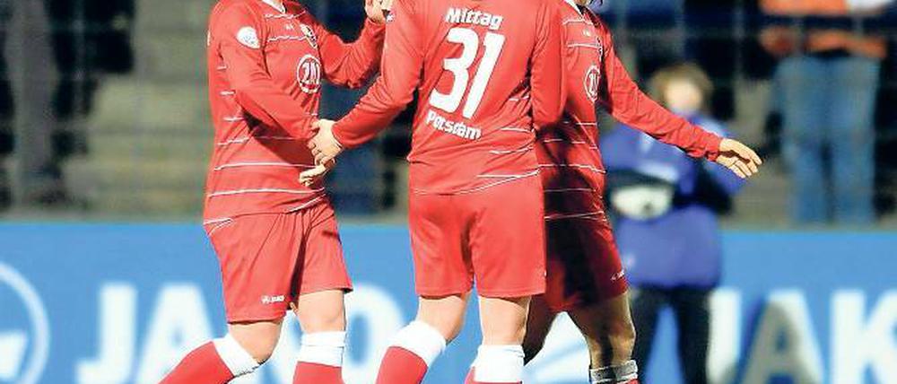 Torschützinnen unter sich. Isabel Kerschowski (zwei Treffer), Anja Mittag (1) und Yuki Nagasato (2, von links) trugen mit ihren Toren entscheidend zum 6:2-Sieg Turbine Potsdams bei.