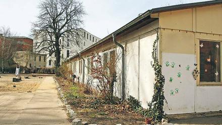 Vor dem Abriss. Die Baracke kommt weg, dafür entsteht ein Schulneubau.