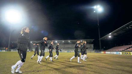Training unter Flutlicht. Im Karl-Liebknecht-Stadion übte der FCF Juvisy Essonne am Dienstagabend für das heute Viertelfinal-Rückspiel in der Champions League bei Turbine Potsdam. Es wird das erste Spiel unter Flutlicht im Stadion seit langer Zeit sein.