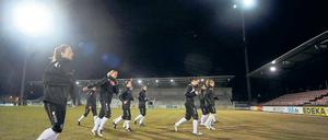 Training unter Flutlicht. Im Karl-Liebknecht-Stadion übte der FCF Juvisy Essonne am Dienstagabend für das heute Viertelfinal-Rückspiel in der Champions League bei Turbine Potsdam. Es wird das erste Spiel unter Flutlicht im Stadion seit langer Zeit sein.
