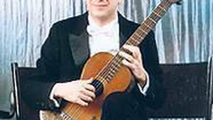 Alt und neu. Marco Battaglia mit seiner 200 Jahre alten Gitarre.