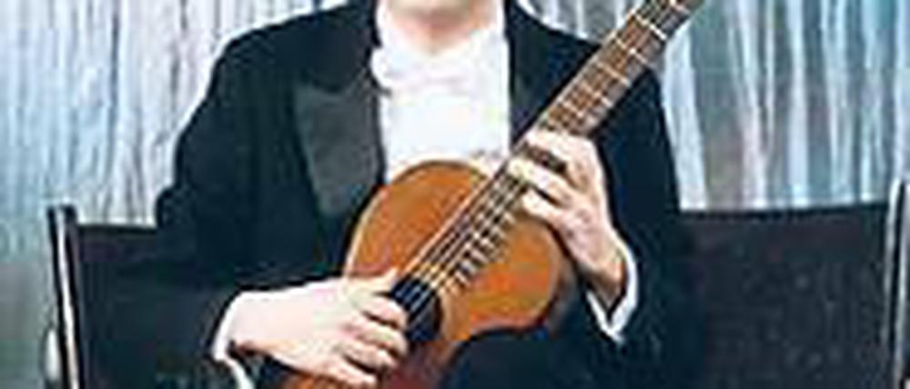 Alt und neu. Marco Battaglia mit seiner 200 Jahre alten Gitarre.