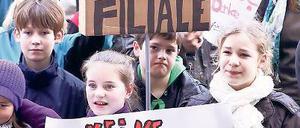 Proteste. Mehrere Hundert Schüler, Lehrer und Eltern demonstrierten gestern vor dem Rathaus gegen die Schulentwicklungsplanung der Landeshauptstadt.