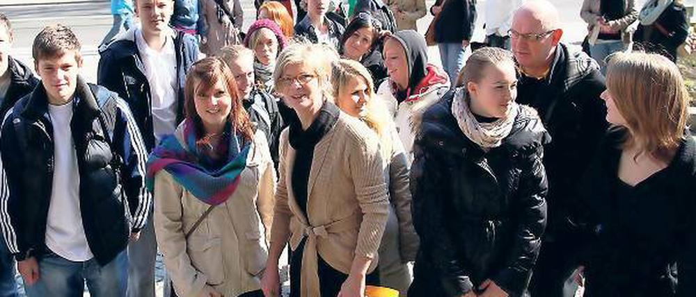 Empfang. Dänische Schüler vor dem Potsdamer Rathaus.