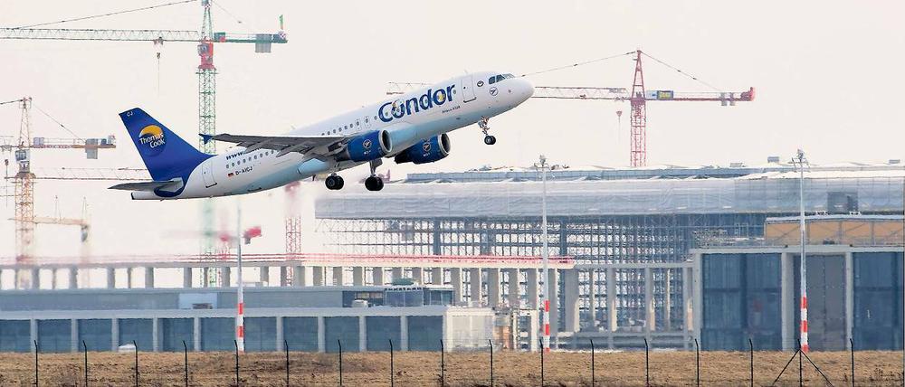 Baufortschritt. Der künftige Großflughafen in Schönefeld nimmt bereits deutliche Konturen an. Die Flugrouten-Pläne sind indes weiter heftig umstritten.