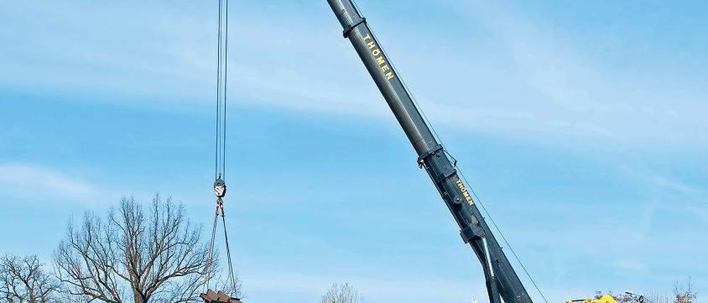 Brückenteile aus Oderberg. Ein Großkran lud die tonnenschweren Stahlkonstruktionen vom Lastkahn.