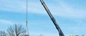 Brückenteile aus Oderberg. Ein Großkran lud die tonnenschweren Stahlkonstruktionen vom Lastkahn.