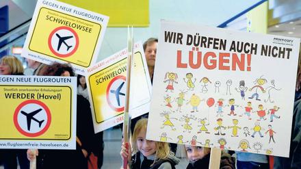 Premiere. Zur ersten Demonstration im Schönefelder Flughafengebäude kamen am Sonntag auch Fluglärmgegner aus Werder.