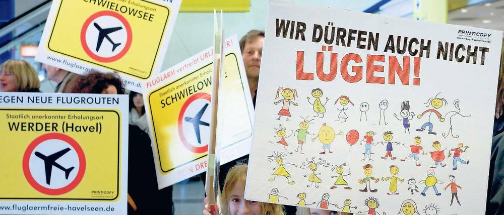 Premiere. Zur ersten Demonstration im Schönefelder Flughafengebäude kamen am Sonntag auch Fluglärmgegner aus Werder.
