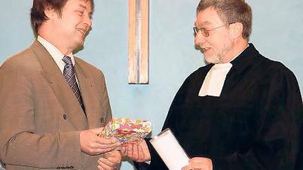 Zeit für den Garten: Uwe Breithor (l.) verabschiedet sich von Heinz Meixner.
