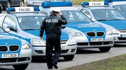 Auf dem Parkplatz. Die Sparvorgaben von Rot-Rot könnten dazu führen, dass weniger Blau auf den Straßen zu sehen ist.