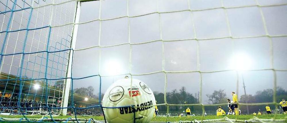 Schlechtes Omen. Bei der Flutlichtpremiere am 12. April 2002 verlor der damalige Zweitligist SV Babelsberg 03 gegen Waldhof Mannheim 1:2. Danach folgte der sportliche und finanzielle Abstieg sowie weitere Probleme mit den Lichtmasten.