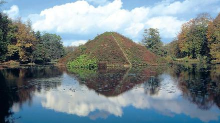 Letzte Ruhestätte. Längst sind die Steinquader der Fürst Pückler Pyramide im Branitzer Park bei Cottbus auch von Gras uüeberwuchert. Unter der See-Pyramide ist nicht nur der Fürst begraben, auch seine geschiedene Frau Lucie von Hardenberg, seine Schnucke, ist hier bestattet worden.