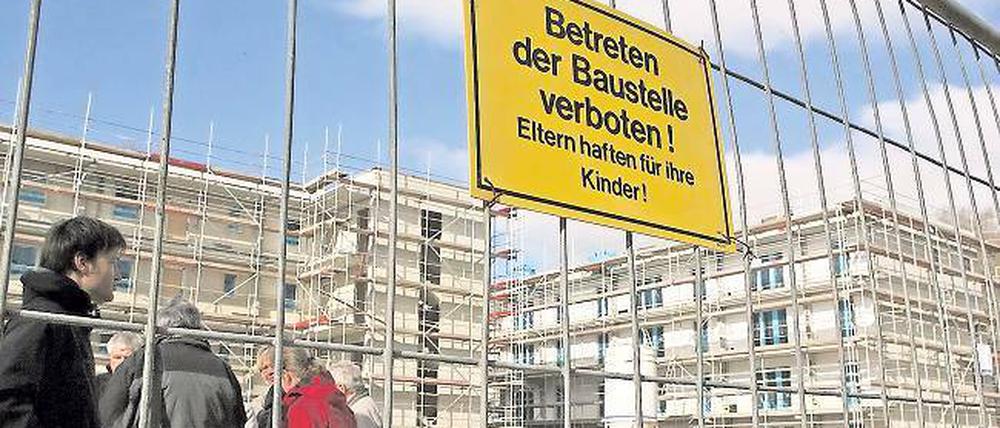 Betreten erlaubt. Jedenfalls gilt das, wenn die Wohnungsgenossenschaft Karl Marx die ersten fertigen Wohnungen zeigt und Mietverträge abschließt. 68 Wohnungen sollen ab Juli vermietet werden. Ein Neubauvorhaben nebenan liegt aber auf Eis.