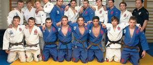 Wollen hoch hinaus. Für den UJKC Potsdam kämpfen in diesem Jahr unter anderem (hinten v. l.) Adrian Kulisch, Christopher Köhler, Tom Dielforder, Paul Elm, Levent Weiß, Mario Schendel, Faruch Bulekulov, Viktor Semenko, Rene Schendel, Arne Mundt und Silvio Paul sowie (vorn v. l.) Martin Setz, Yuri Rybak, Jewgeny Buchbinder, Norman Helm, Robert Kopiske, Denzel Hines, Jörn Ahrens, und Philipp-Morris Bahnisch. Auf dem Foto fehlt unter anderem Robert Zimmermann.