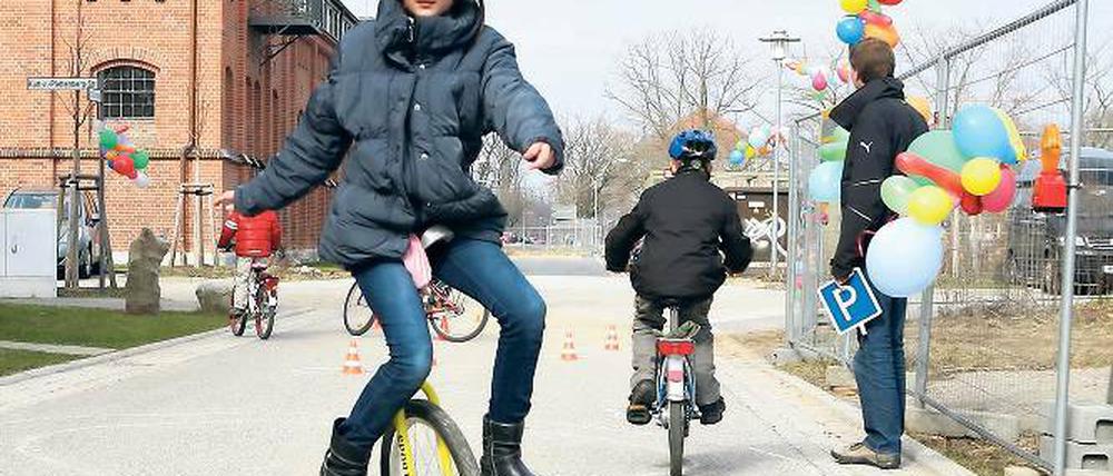 Spielplatz Straße. Anwohner des Garde- Karrees feierten Straßenfest.