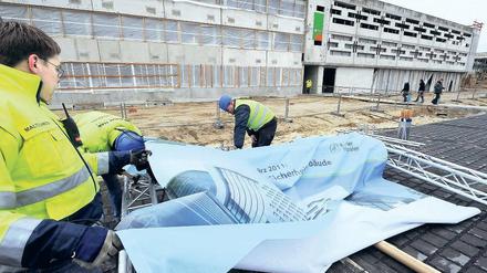 Alles unter Kontrolle. In diesem Gebäude auf dem Gelände des neuen Flughafens Berlin Brandenburg International (BBI), für das am Freitag Richtfest gefeiert wurde, sollen ab Oktober Zoll, Bundespolizei und Flughafensicherheit sitzen.