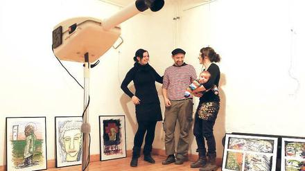 Unterm Föhn. Die drei Freunde Sabine Finzelberg, Stefan Pape und Stephanie Pigorsch (mit Sohn Artur) präsentieren heute erstmals ihre Kunst.