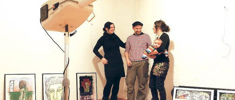 Unterm Föhn. Die drei Freunde Sabine Finzelberg, Stefan Pape und Stephanie Pigorsch (mit Sohn Artur) präsentieren heute erstmals ihre Kunst.