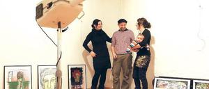 Unterm Föhn. Die drei Freunde Sabine Finzelberg, Stefan Pape und Stephanie Pigorsch (mit Sohn Artur) präsentieren heute erstmals ihre Kunst.