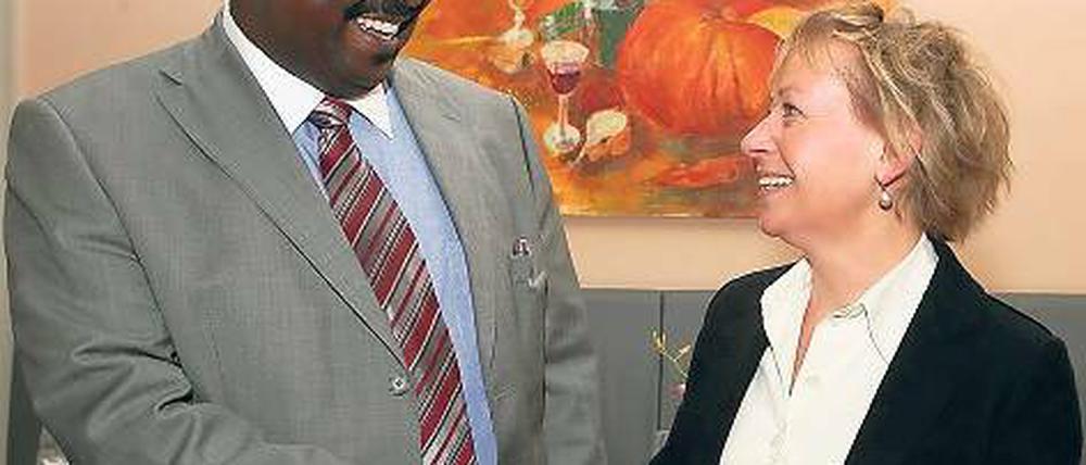Hoher Besuch. Kenias Vize-Premier Musalia Mudavadi mit der Antikorruptionsbeauftragten Petra Rademacher (v.l.).