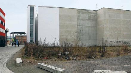 Brandwand. Einen schönen Anblick bietet das Parkhaus in der Schiffbauergasse von der Seeseite aus nicht. Dort soll das Boardinghaus entstehen.