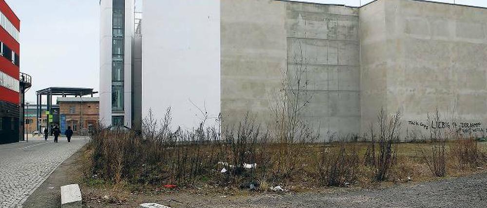 Brandwand. Einen schönen Anblick bietet das Parkhaus in der Schiffbauergasse von der Seeseite aus nicht. Dort soll das Boardinghaus entstehen.