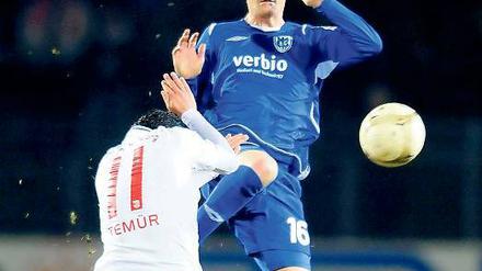 Rettete wenigstens einen Punkt. Geir Andre Herrem (oben), hier im Duell mit Regensburgs Mahmut Temür, traf am Dienstagabend kurz vor Spielschluss für den SV Babelsberg 03 zum 1:1-Ausgleich.