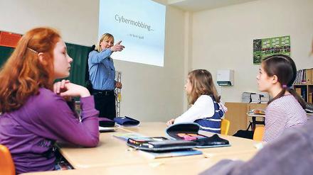 Sicher Surfen: Anja Aijew erklärt den Schülern der Seeberg-Grundschule in Kleinmachnow, worauf sie beim Recherchieren und Chatten im Internet achten müssen.