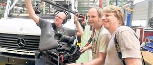 Film aus der Fabrik. Andreas Dresen (r.) drehte mit Tonmann Peter Schmidt (l.) und Kameramann Michael Hammon (M.) in einer Fertigungshalle in Ludwigsfelde. Das RBB-Projekt 20xBrandenburg wird mit dem Grimme-Preis ausgezeichnet.