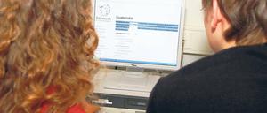 Echt kopiert. Warum Schüler so viel abschreiben und ganze Absätze aus Wikipedia kopieren, haben Wissenschaftler versucht herauszufinden. In den Schulen nehmen die Zahlen von Plagiaten zu, nicht erst seit der Guttenberg-Affäre. Lehrer und selbst Anwälte wundern sich über das anscheinend fehlende Rechtsempfinden.
