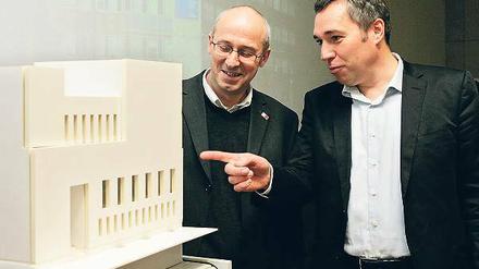 Das Haus in der Mitte der Straße. Architekt Jost Haberland (r.) und Norbert John, Technischer Geschäftsführer des Brandenburgischen Landesbetriebs für Liegenschaften und Bauen (BLB), mit einem Modell der umstrittenen Synagoge. Rechts im Bild die alte Synagoge am Platz der Einheit nach der Schändung in der Pogromnacht 1938.