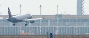 Hoch hinaus. Eine Klärung des Streits um die An- und Abflugrouten für den Flughafen Schönefeld ist noch immer nicht erzielt.