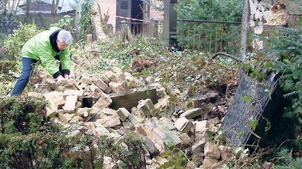 Mauerfall in Bornstedt. Auf einer Länge von etwa fünf Metern stürzte gestern eine Mauer auf dem Bornstedter Friedhof um und begrub mehrere Grabsteine und Gräber unter sich. Friedhofschefin Jutta Erb-Rogg betätigte sich als Trümmerfrau, um den Schaden zu erkunden.
