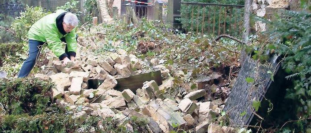 Mauerfall in Bornstedt. Auf einer Länge von etwa fünf Metern stürzte gestern eine Mauer auf dem Bornstedter Friedhof um und begrub mehrere Grabsteine und Gräber unter sich. Friedhofschefin Jutta Erb-Rogg betätigte sich als Trümmerfrau, um den Schaden zu erkunden.